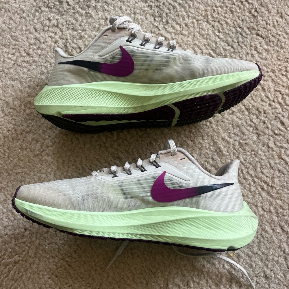 Nike Air Zoom Pegasus 39 - 7.5 women or 6 men’s